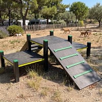 Parcours agility M freetness agility_12 parcours agility dans un parc canin d'un camping pet friendly