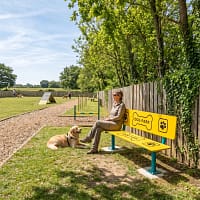 banc freetness agility_2 femme et son chien sur un banc dans un parc canin Freetness agility