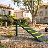 simple visite freetness agility_5 agrès d'agility dans un petit parc canin de centre ville provençal