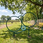cerceau double freetness agility dans un espace canin avec un banc