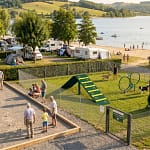 espace agility dans un camping au bord d'un lac