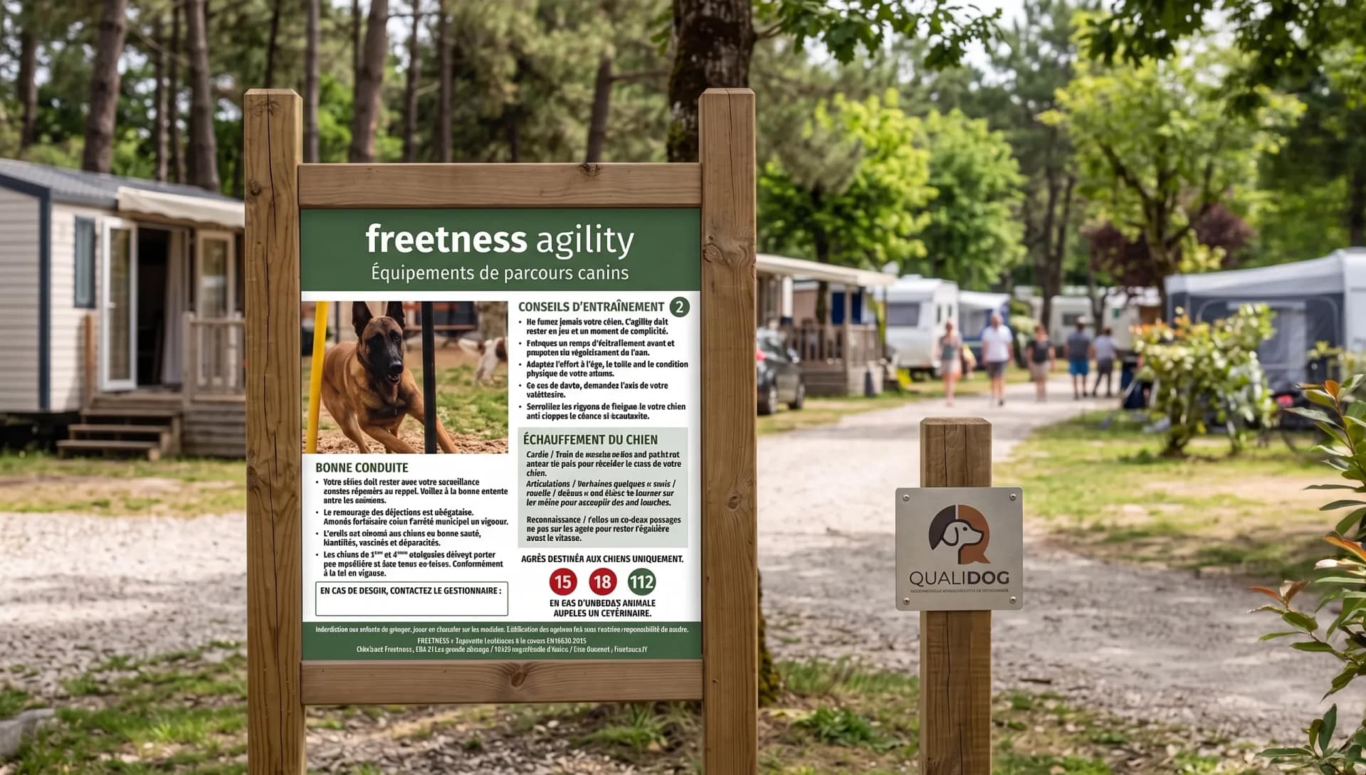 panneau d'accueil freetness agility et label qualidog dans un camping